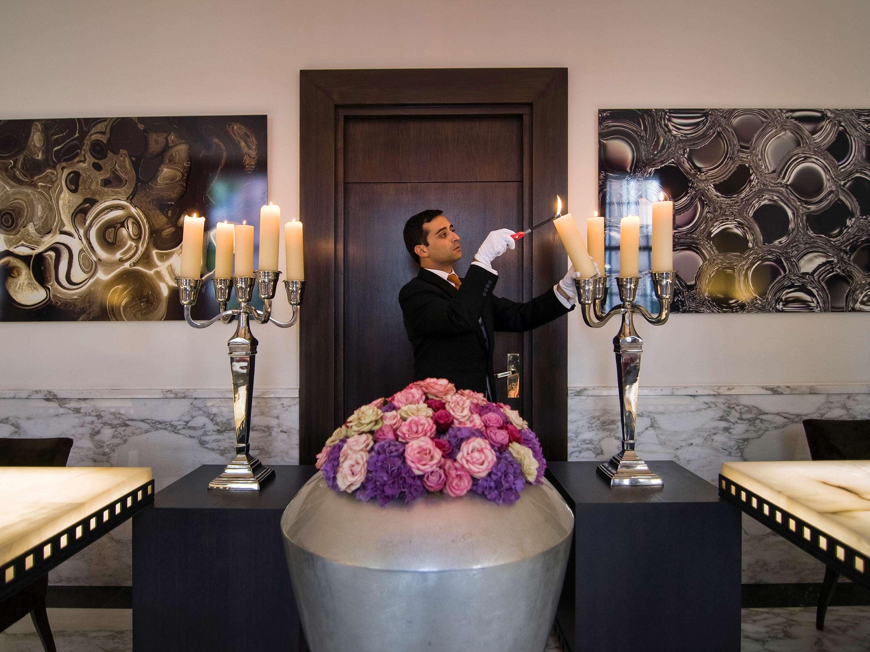Sofitel Legend The Grand Amsterdam Hotel Екстериор снимка A doorman at the Four Seasons Hotel in London