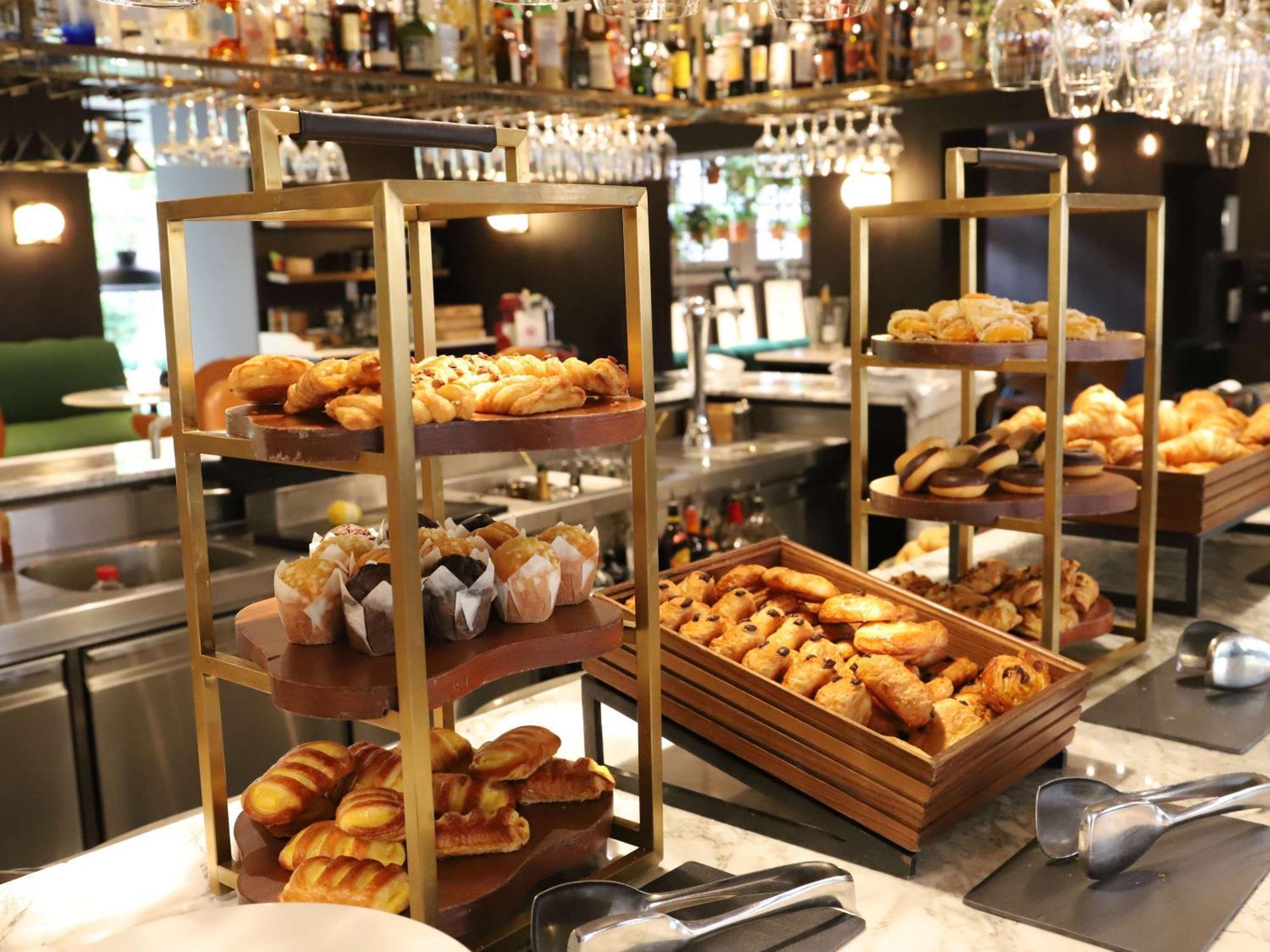 Sofitel Legend The Grand Amsterdam Hotel Екстериор снимка A pastry display at a hotel