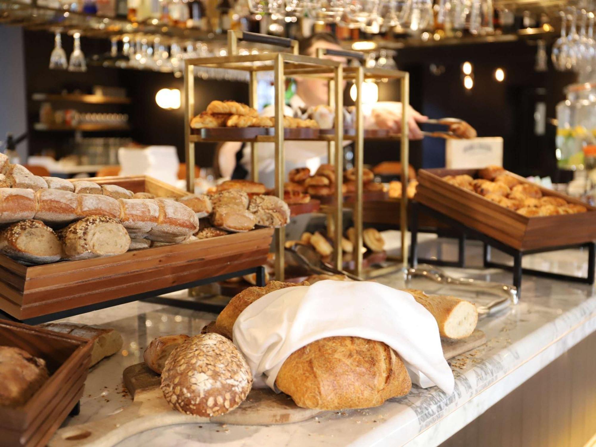 Sofitel Legend The Grand Amsterdam Hotel Екстериор снимка Bread at a buffet