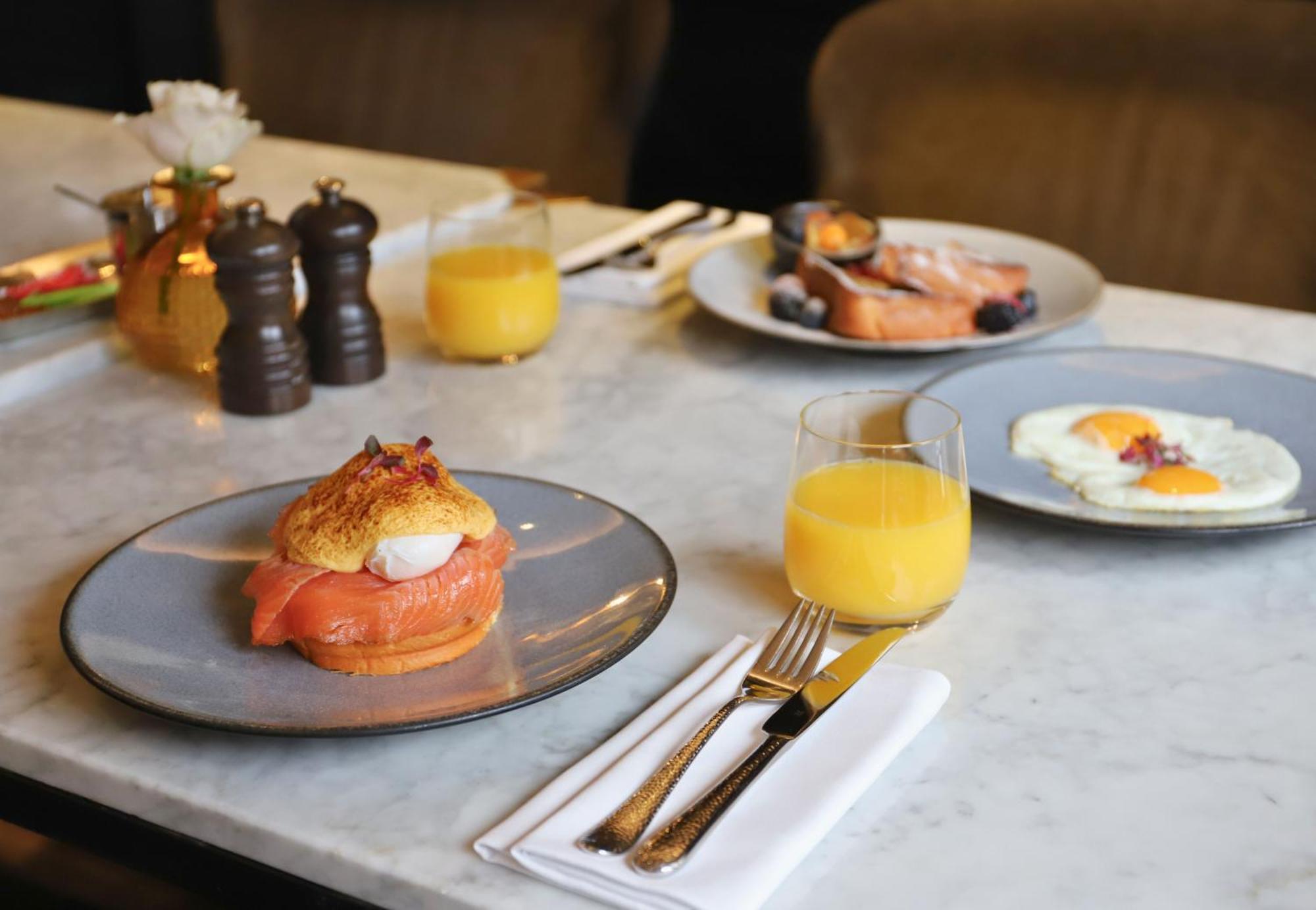 Sofitel Legend The Grand Amsterdam Hotel Екстериор снимка Breakfast at the hotel